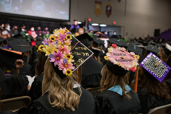 049WiGradCeremony1221ALW_6327