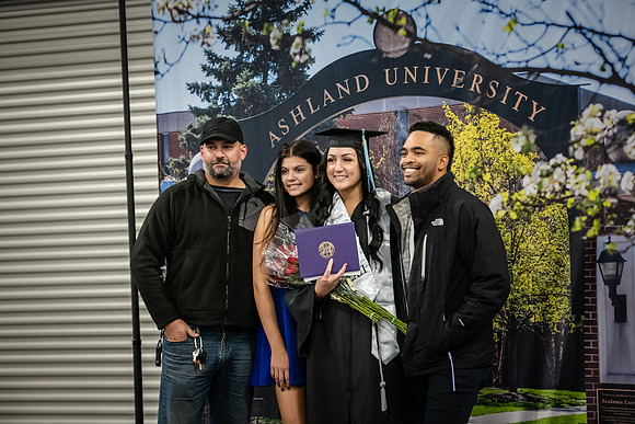 047WIGradPostCeremony1222ALW_1328