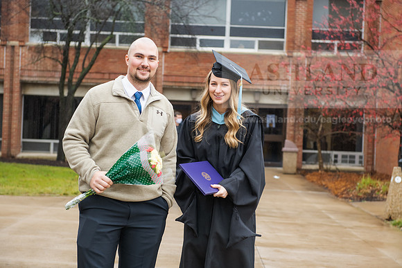 060WiGradPostCeremony1221ALW_7324
