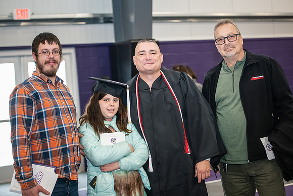 041WIGradPostCeremony1222ALW_1301