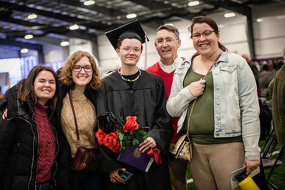 049WIGradPostCeremony1222ALW_1337