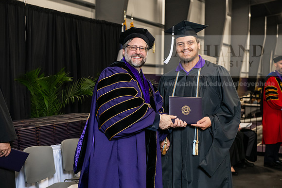 024SPGradBachelorArts0525AWB_3394