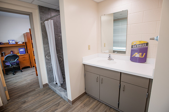 ClaytonHallBathRenovation0623AWB_1781