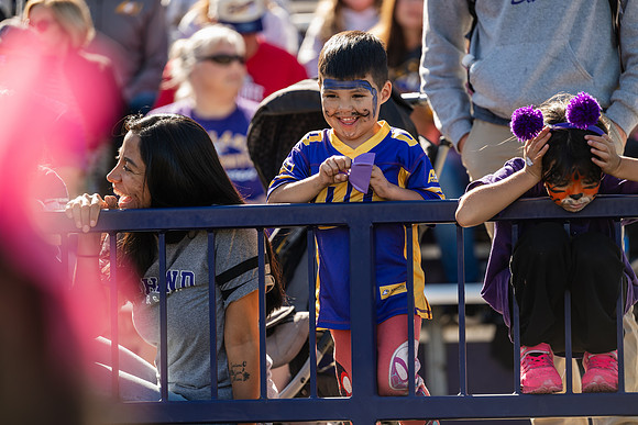 HomecomingAUvThomasFtBall1025AWB_1240