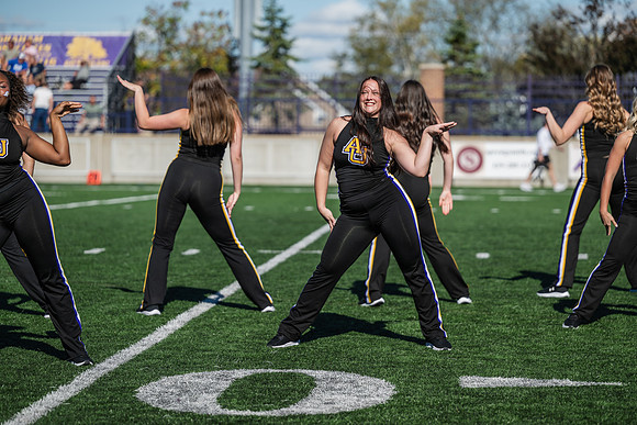 HomecomingAUvThomasFtBall1025AWB_1693
