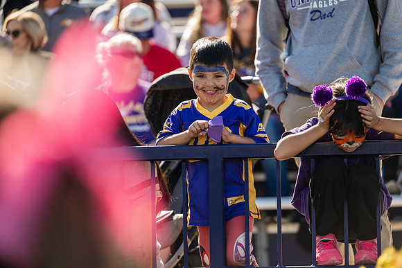 HomecomingAUvThomasFtBall1025AWB_1241