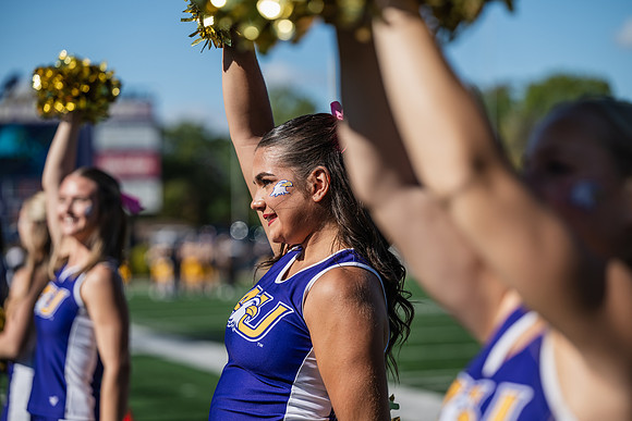HomecomingAUvThomasFtBall1025AWB_1647