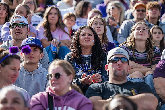 HomecomingAUvThomasFtBall1025AWB_1054