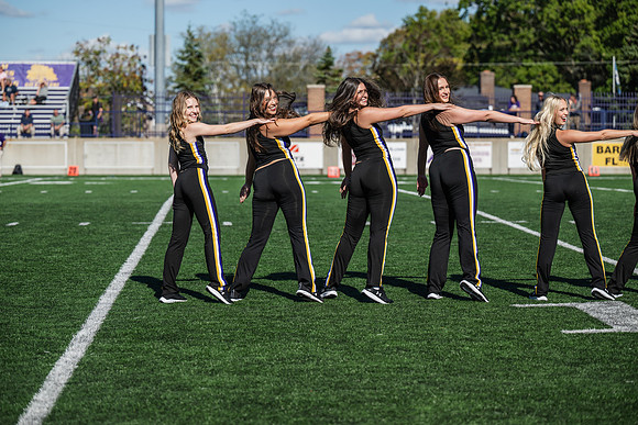 HomecomingAUvThomasFtBall1025AWB_1736