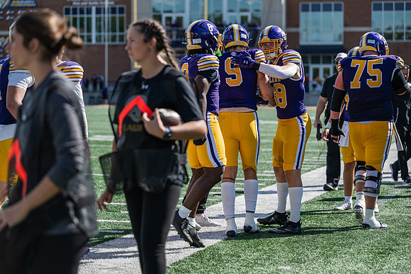 HomecomingAUvThomasFtBall1025AWB_0945