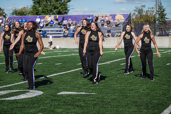 HomecomingAUvThomasFtBall1025AWB_1680