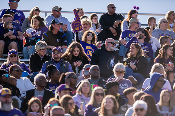 HomecomingAUvThomasFtBall1025AWB_2200