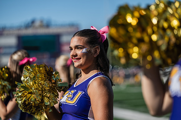 HomecomingAUvThomasFtBall1025AWB_1641