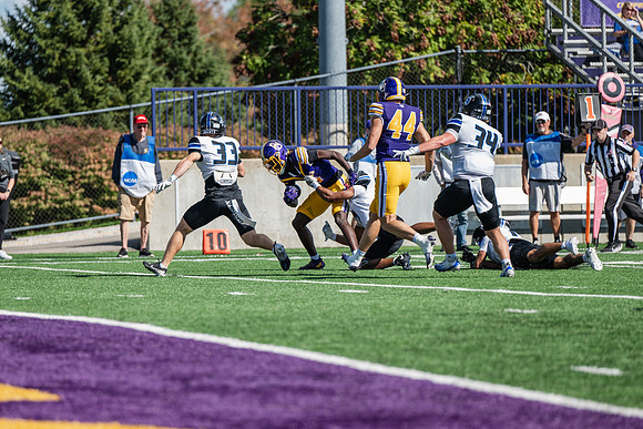 HomecomingAUvThomasFtBall1025AWB_0990