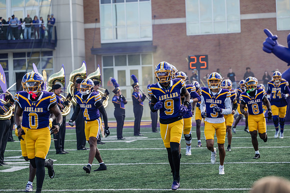 HomecomingAUvThomasFtBall1025AWB_0854