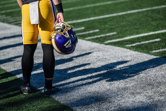 HomecomingAUvThomasFtBall1025AWB_1625