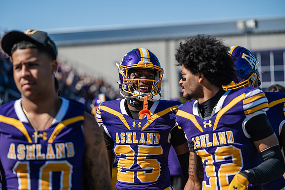 HomecomingAUvThomasFtBall1025AWB_1341