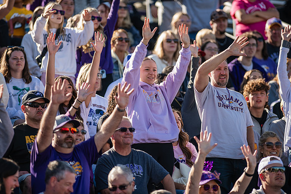 HomecomingAUvThomasFtBall1025AWB_2274