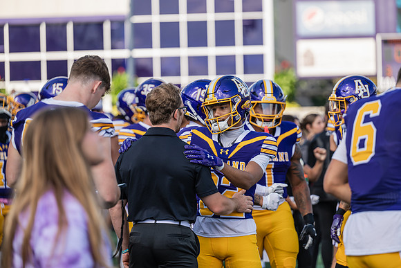 HomecomingAUvThomasFtBall1025AWB_0890