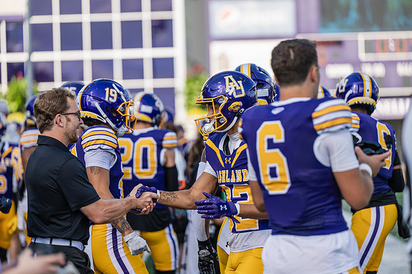 HomecomingAUvThomasFtBall1025AWB_0893