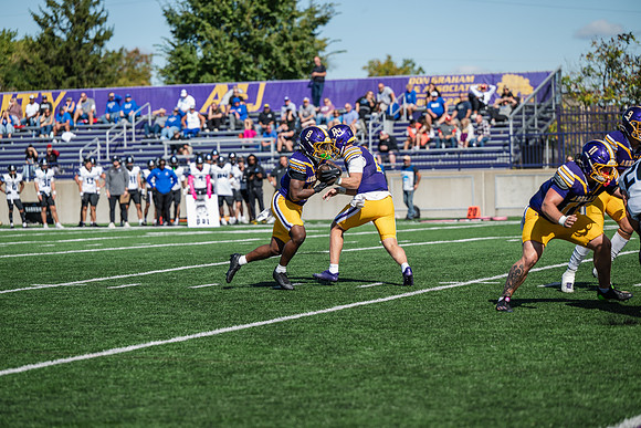 HomecomingAUvThomasFtBall1025AWB_1025