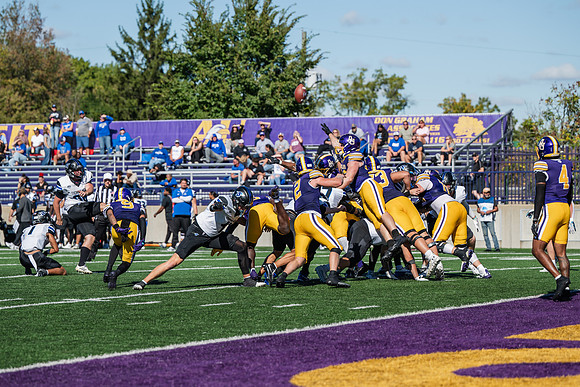 HomecomingAUvThomasFtBall1025AWB_1638