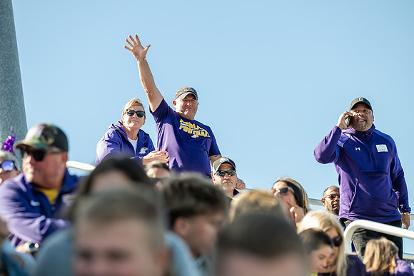 HomecomingAUvThomasFtBall1025AWB_1162