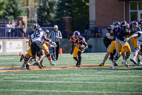 HomecomingAUvThomasFtBall1025AWB_1985