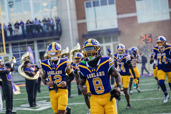 HomecomingAUvThomasFtBall1025AWB_0858