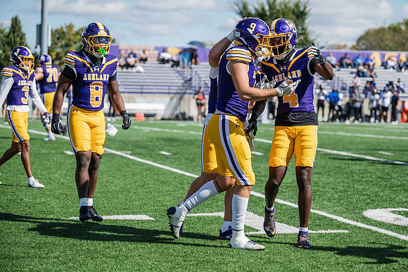 HomecomingAUvThomasFtBall1025AWB_0938