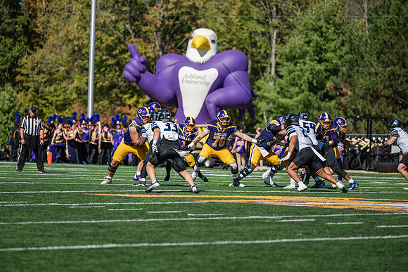 HomecomingAUvThomasFtBall1025AWB_1328