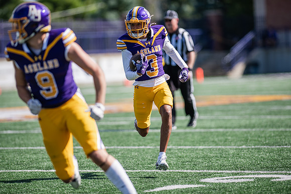 HomecomingAUvThomasFtBall1025AWB_2193
