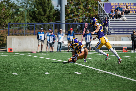 HomecomingAUvThomasFtBall1025AWB_0949