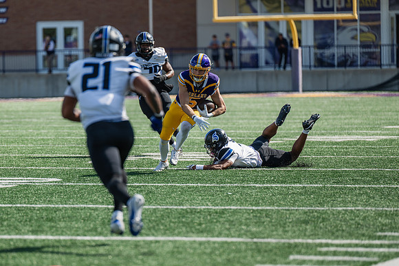 HomecomingAUvThomasFtBall1025AWB_0958