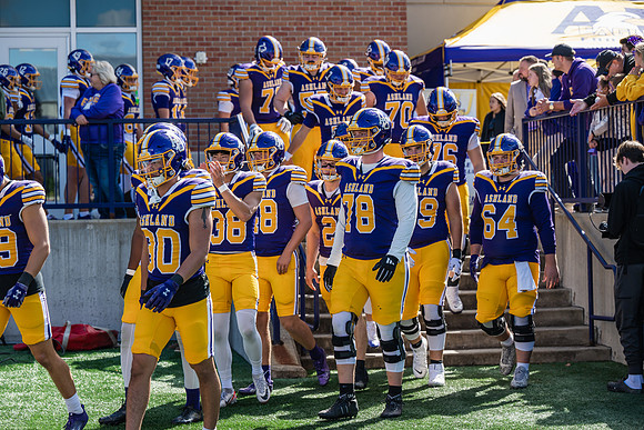 HomecomingAUvThomasFtBall1025AWB_0794