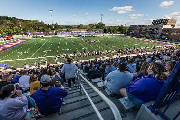 HomecomingAUvThomasFtBall1025AWB_1138