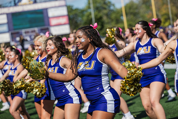HomecomingAUvThomasFtBall1025AWB_0742