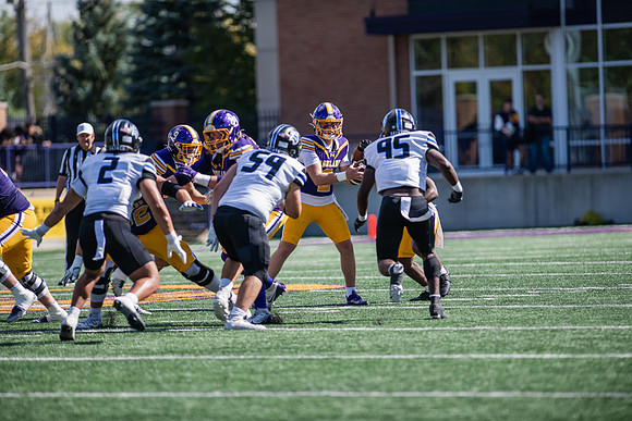 HomecomingAUvThomasFtBall1025AWB_2180