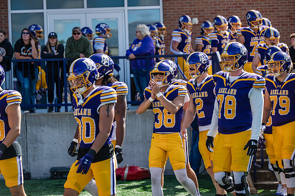 HomecomingAUvThomasFtBall1025AWB_0797