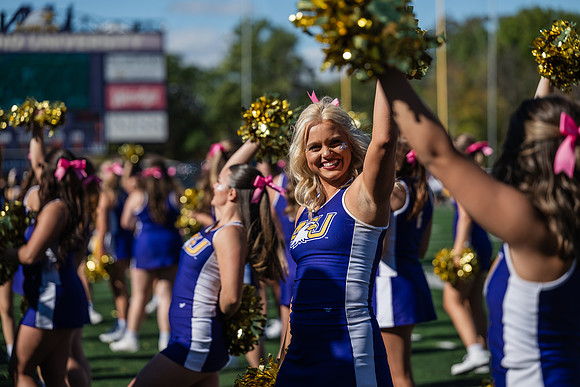 HomecomingAUvThomasFtBall1025AWB_1660
