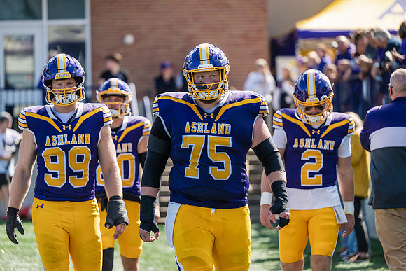 HomecomingAUvThomasFtBall1025AWB_0769