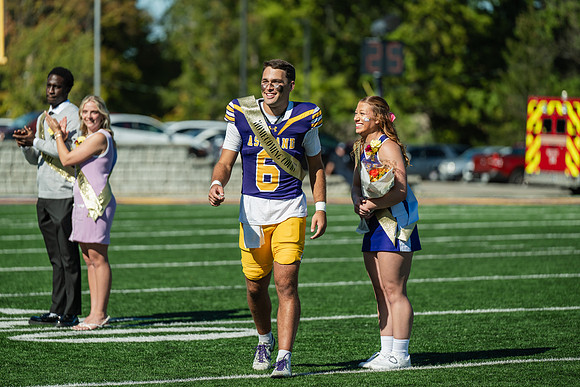 HomecomingFootballHalfTime1025AWB_1429