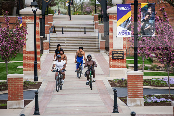 119SpringCampusLife0425AWB_0103