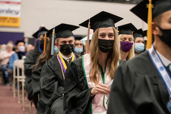 115WiGradCeremony1221ALW_6400