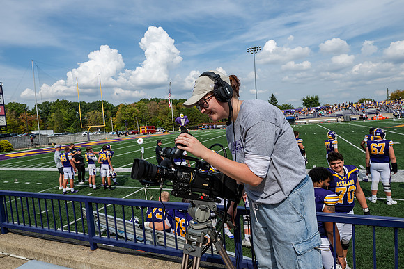 AUvHillsdaleFtball0925AWB_3023