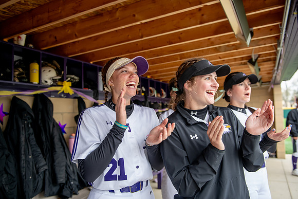 AUvMaloneSoftball0425AWB_6451