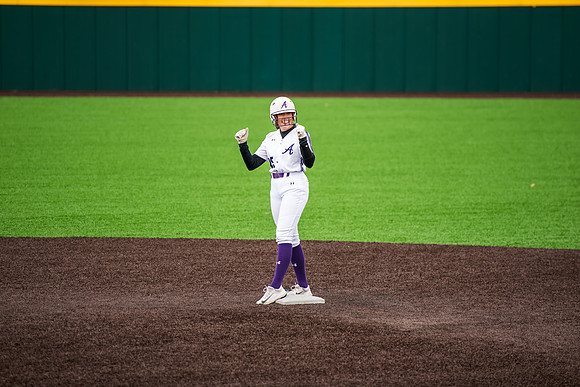 AUvMaloneSoftball0425AWB_6558