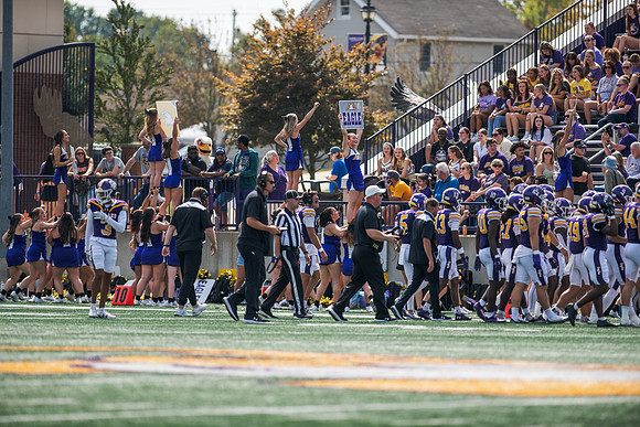 AUvHillsdaleFtball0925AWB_1331