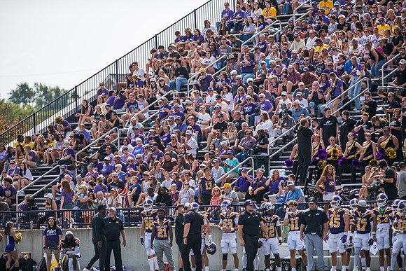 AUvHillsdaleFtball0925AWB_1360