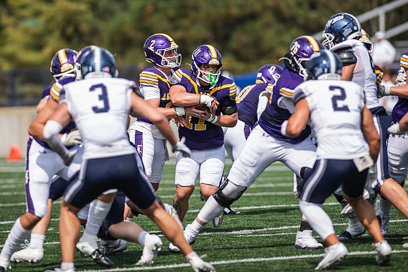 AUvHillsdaleFtball0925AWB_1479